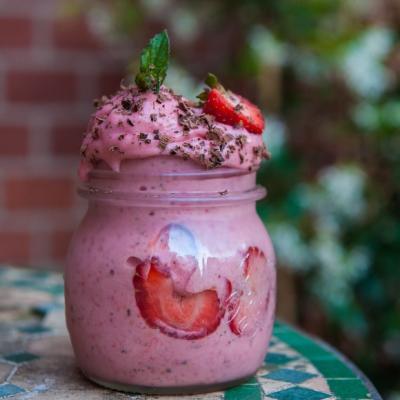 Nicecream recipes: Nicecream with strawberry, banana, chocolate chips and mint.