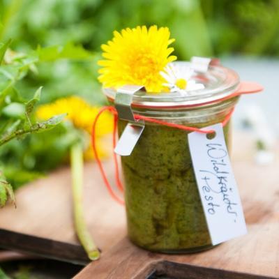 Pesto recipes: Wild herb pesto with 7 wild herbs.