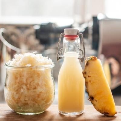 Green sauerkraut juice with endive, pineapple and lemon