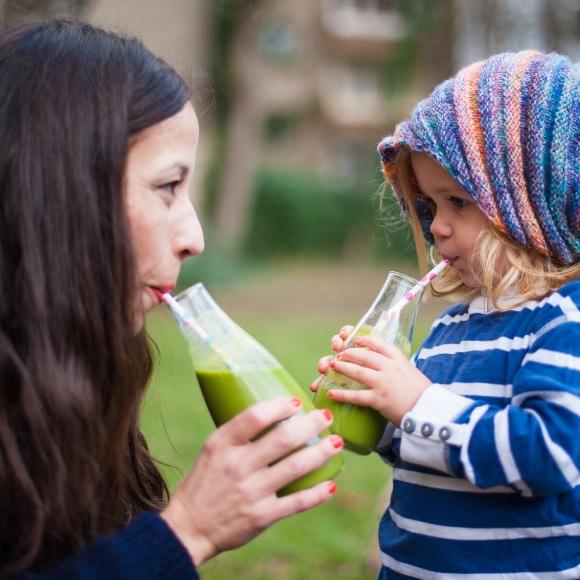 Green smoothies recipe for beginners with Indian lettuce, orange, dates and cinnamon