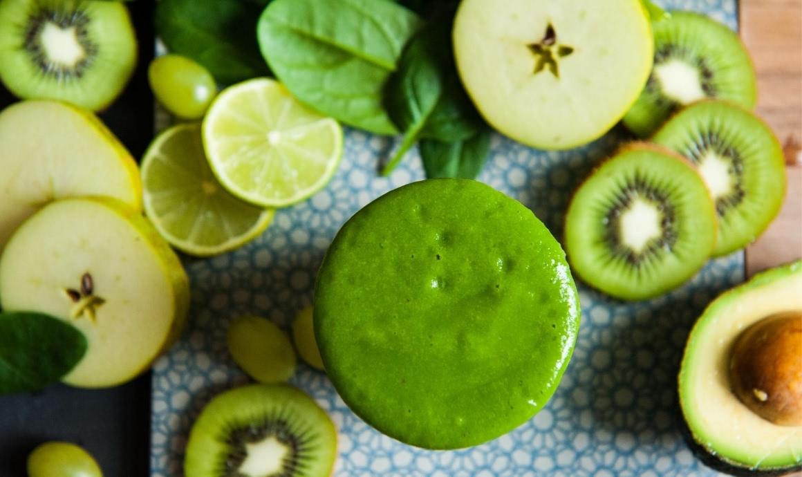 Green smoothie and ingredients