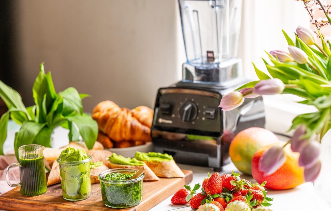 Preparing wild garlic recipes with a blender