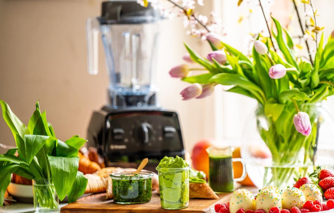 Preparing wild garlic recipes with the Vitamix E310