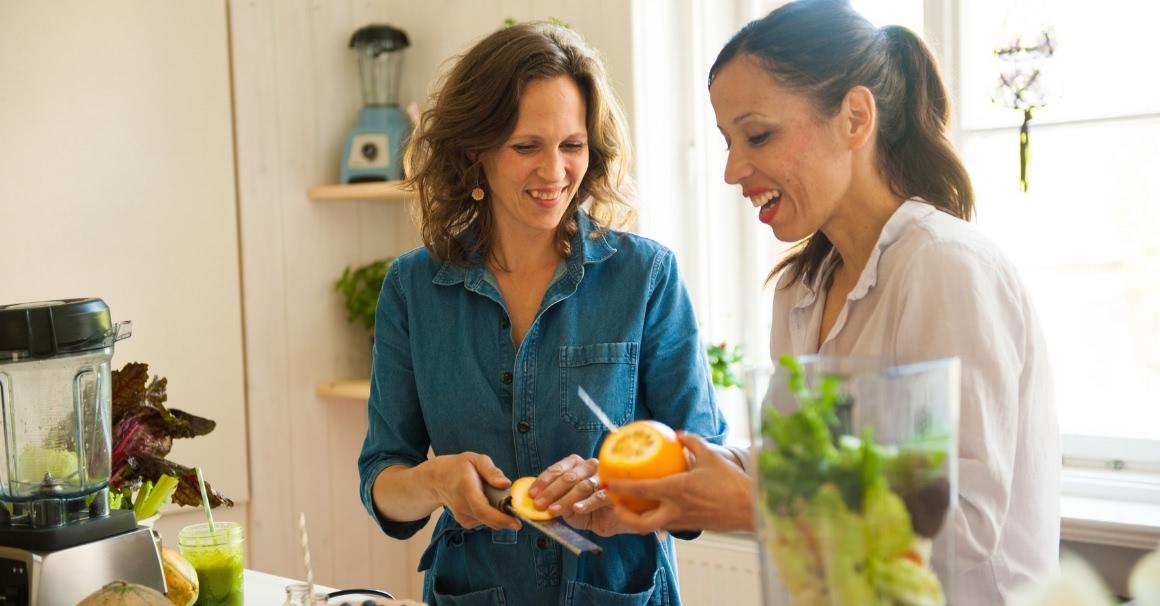 Svenja and Carla prepare green smoothies.