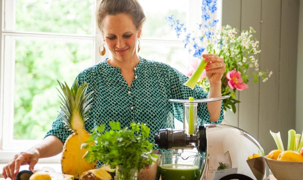 Svenja juices celery for interval fasting