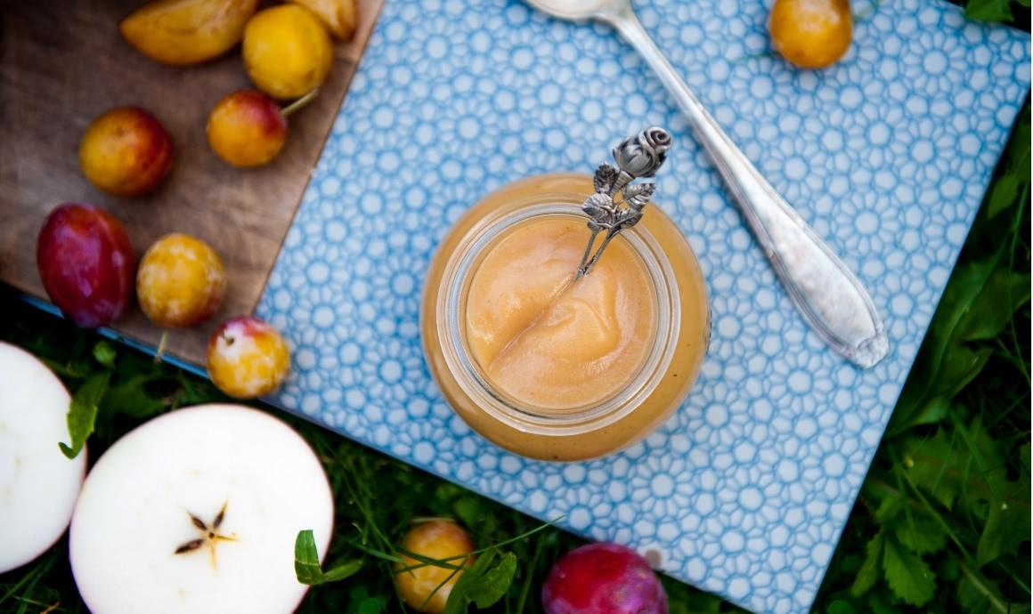 Applesauce with cinnamon and vanilla.