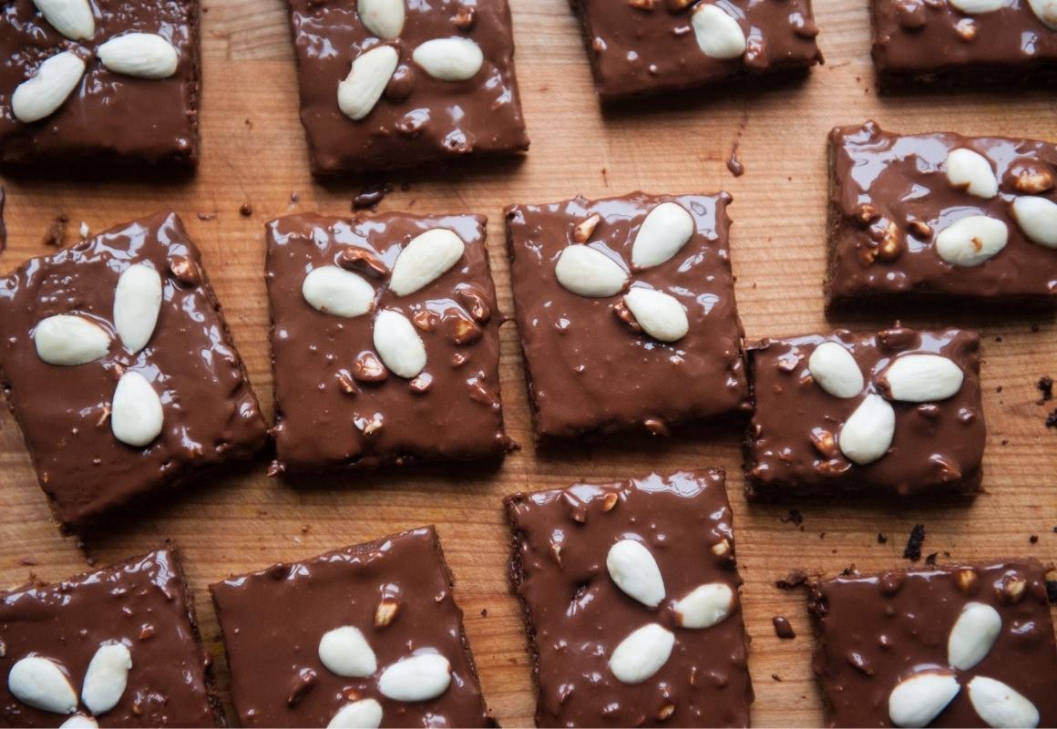 Gingerbread recipe à la Elisenlebkuchen with chocolate coating and peeled almonds