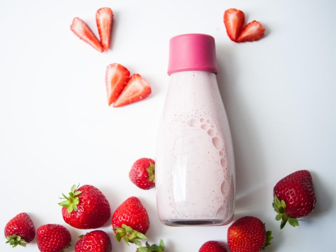 Almond milk recipe with strawberries