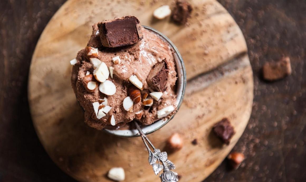 For coffee lovers to fall in love: Espresso nicecream with cocoa and hazelnuts