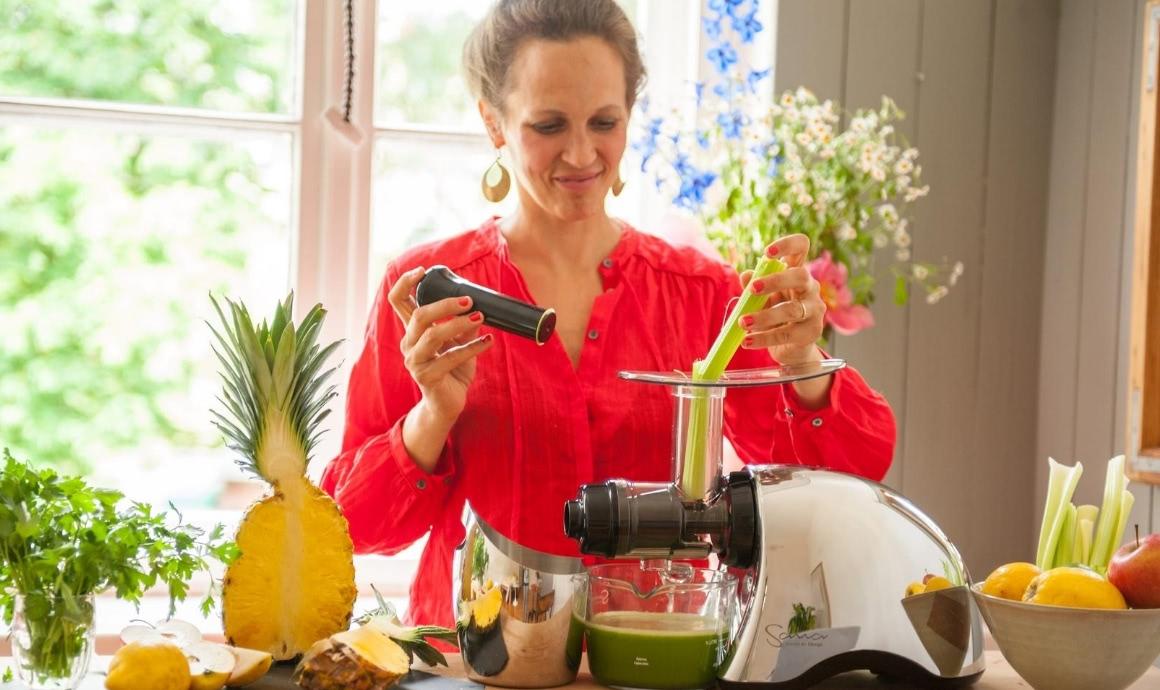 Svenja juices celery in slow juicer