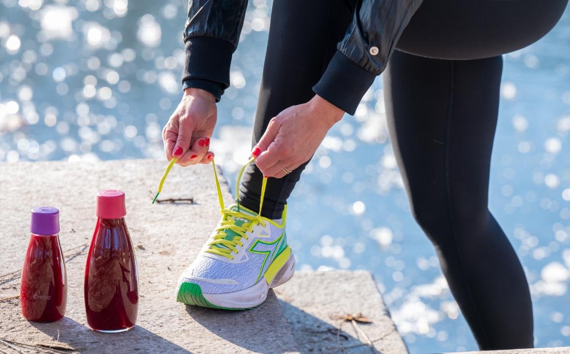 Runner prepares for training with beetroot juice for performance enhancemen