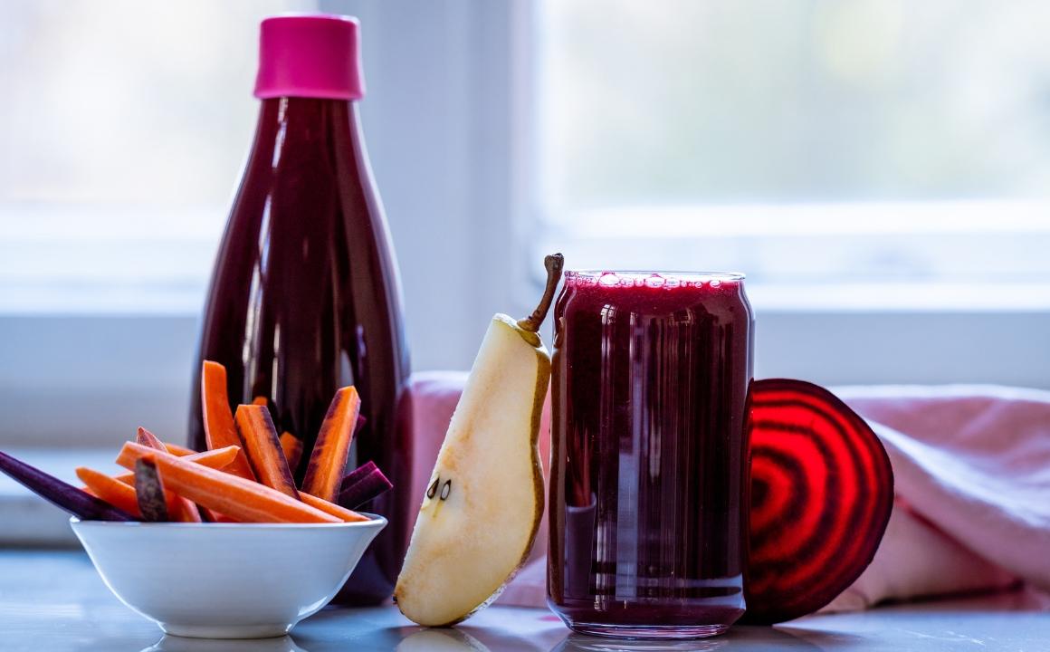 Make your own beetroot juice with pear and carrots