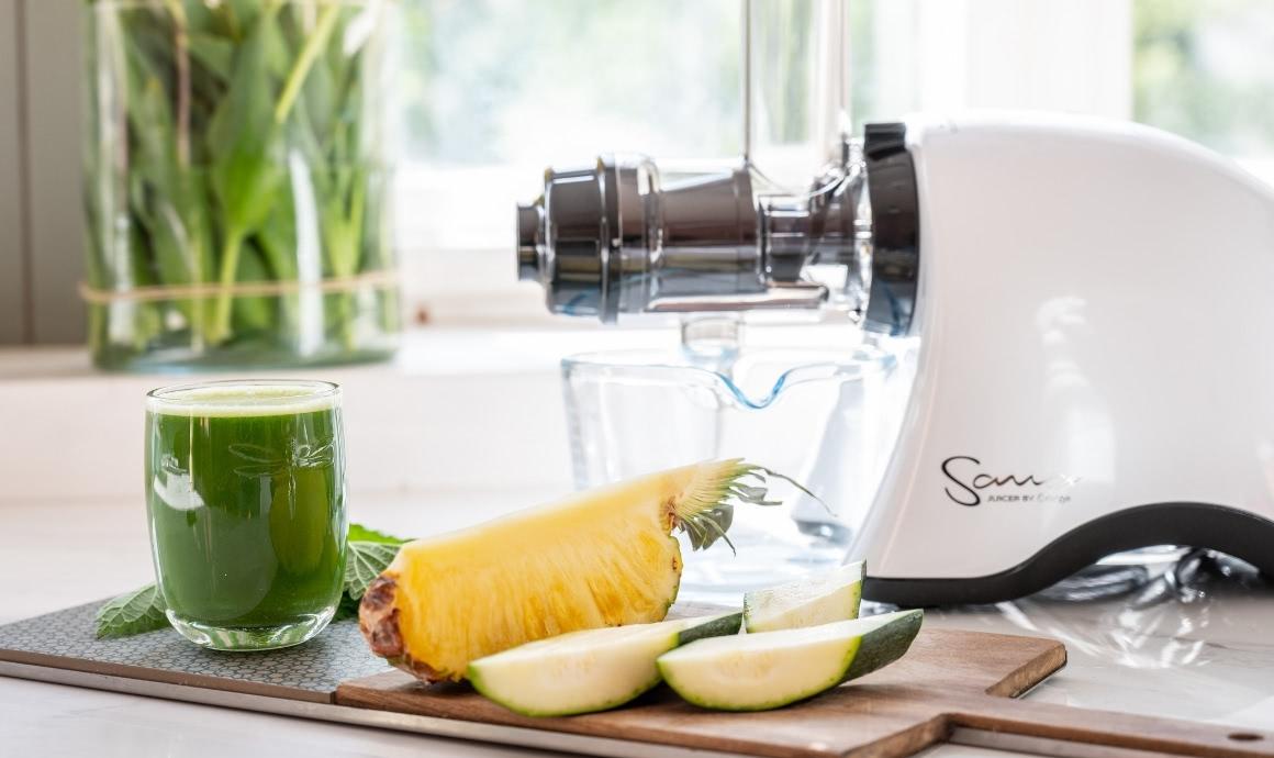 Nettle juice with pineapple, zucchini and lime