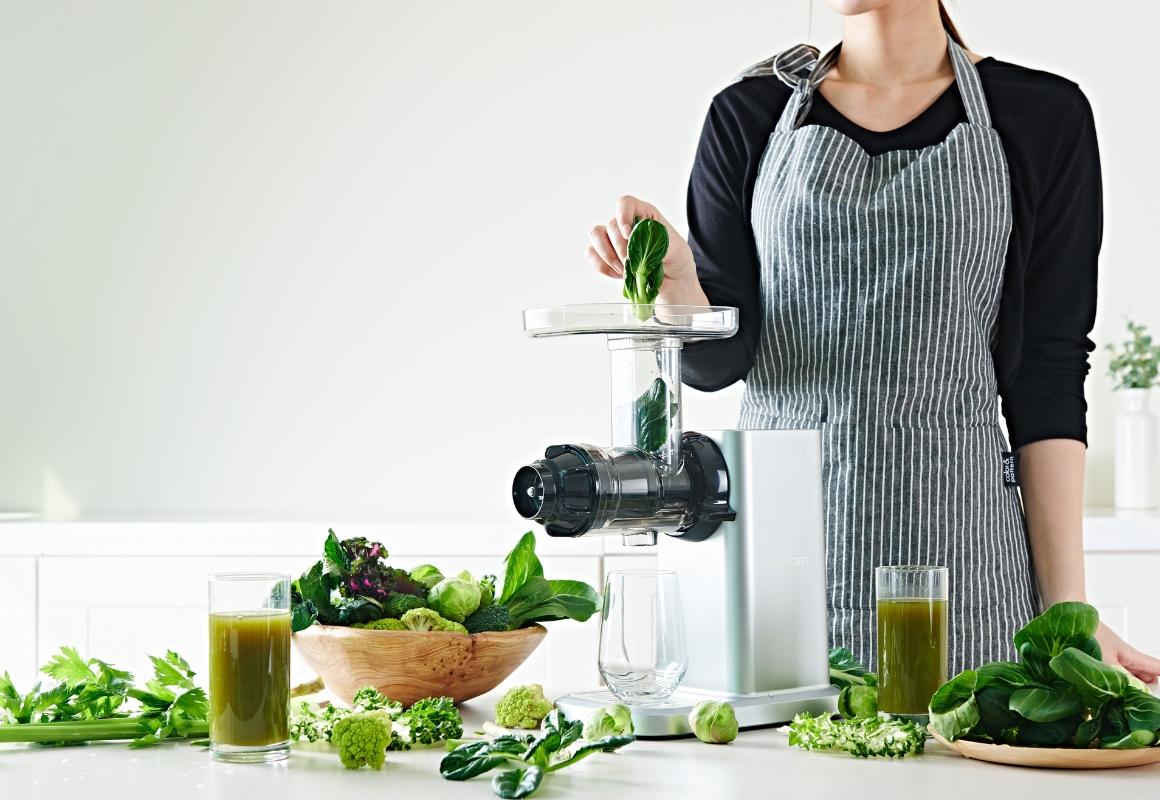 Making green juices with the Hurom Du