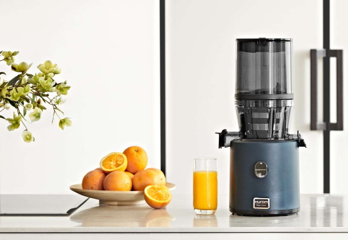 Making orange juice with the Hurom H-330P