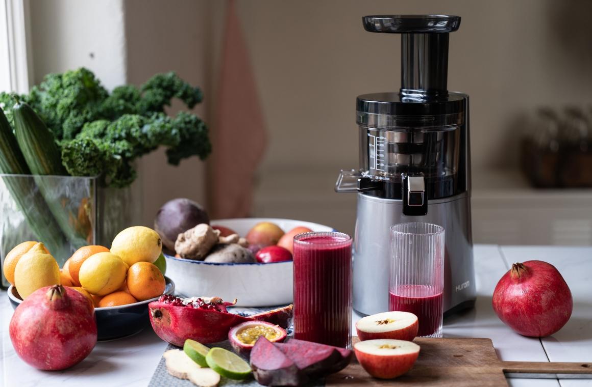 Preparing pomegranate juice in the Hurom H-AA