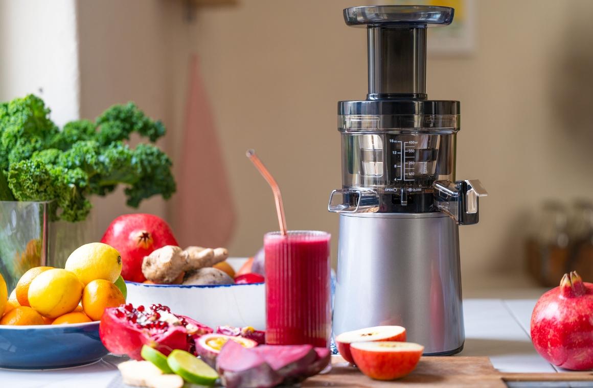 Juicing beets and pomegranate with the Hurom H-AA