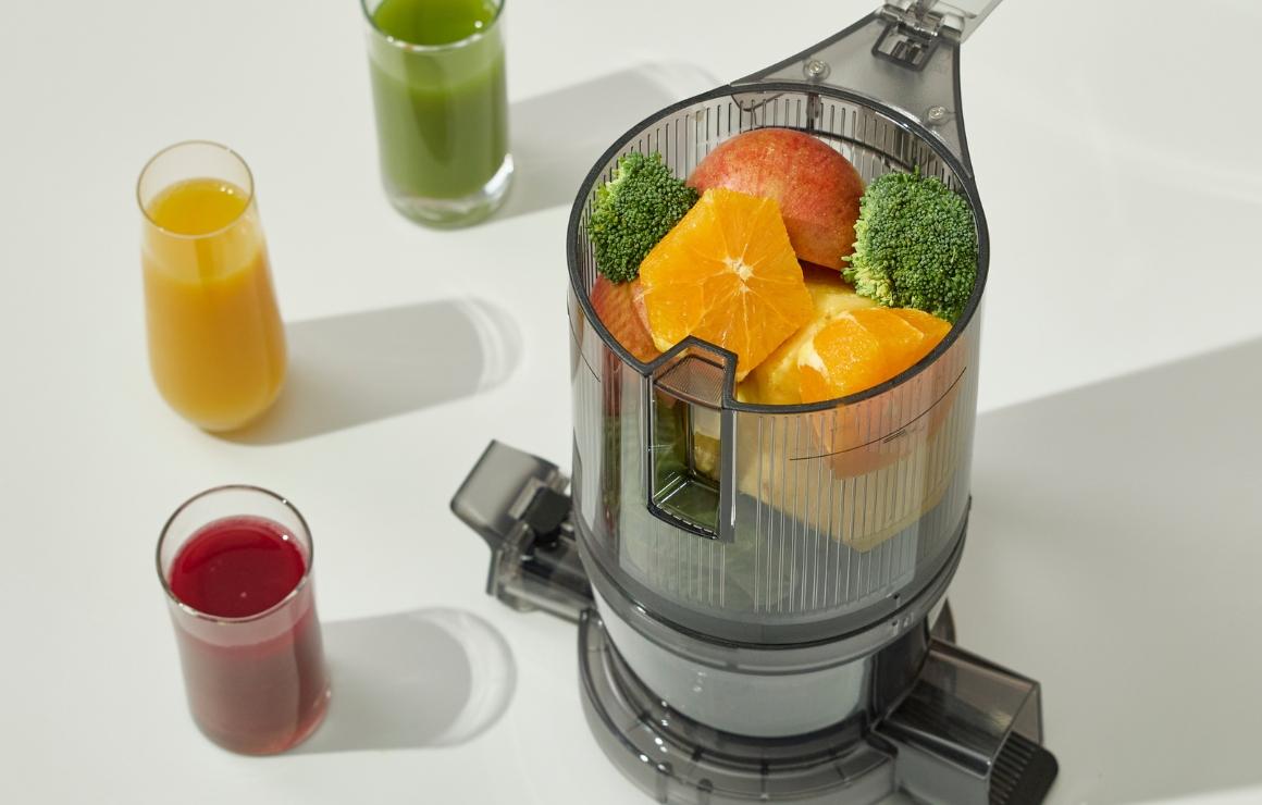 Hurom H80-ST with fully filled feeding chamber