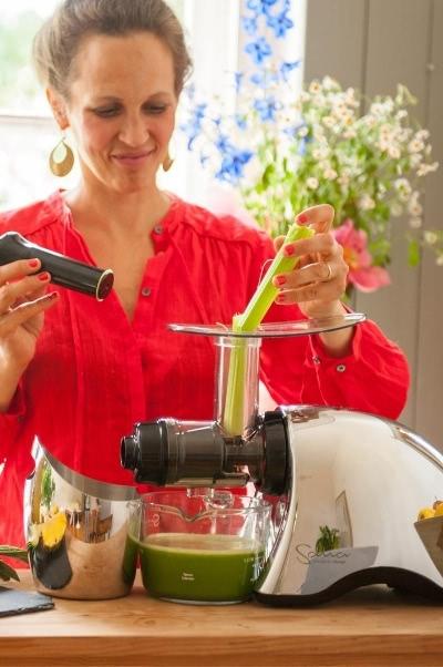 Svenja produces celery juice in the Slow Juicer Sana Juicer 707