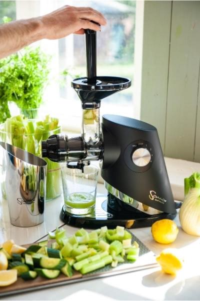 Prepare celery juice in the Sana Supreme-727