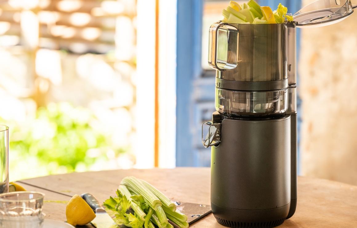 Making celery juice with the Viasus Flow M