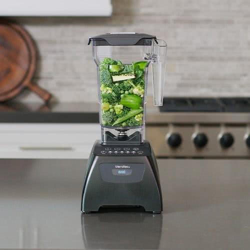 Prepare green smoothie in Blendtec Classic 575