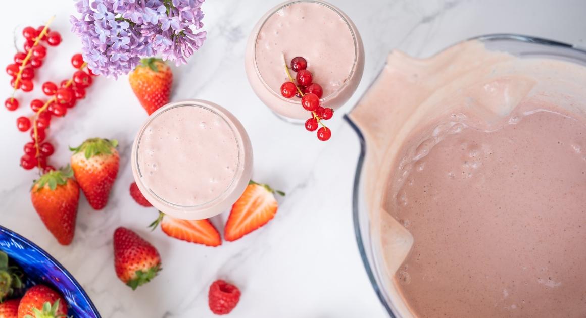 Making a strawberry smoothie with the Vitamix E520